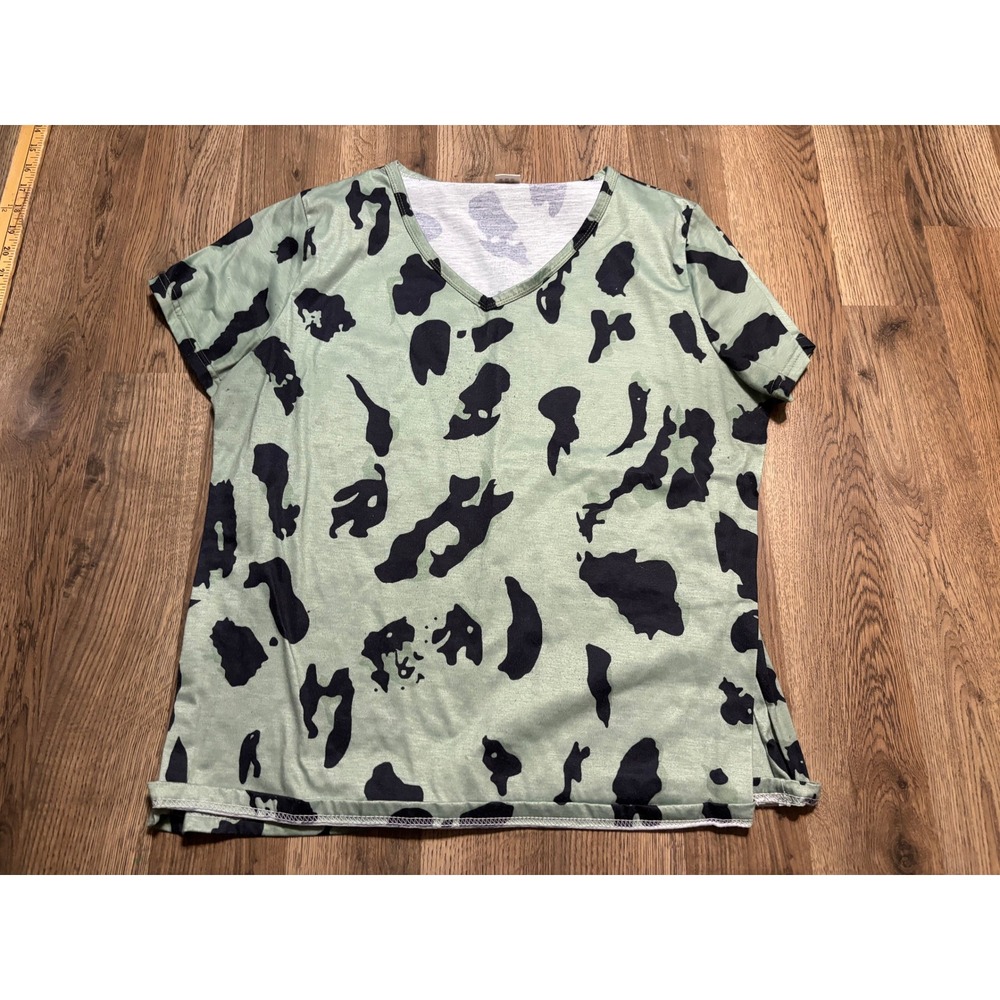 Unbranded Shirt Women Size XL Green V-Neck Cow Print Short Sleeve Casual